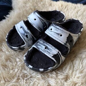 Crocs Classic Cozzzy Sandal Black and White Marbled